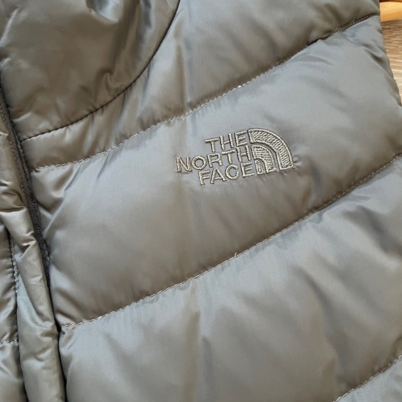 The North Face 550 Puffer Vest LARGE - Picture 3 of 10